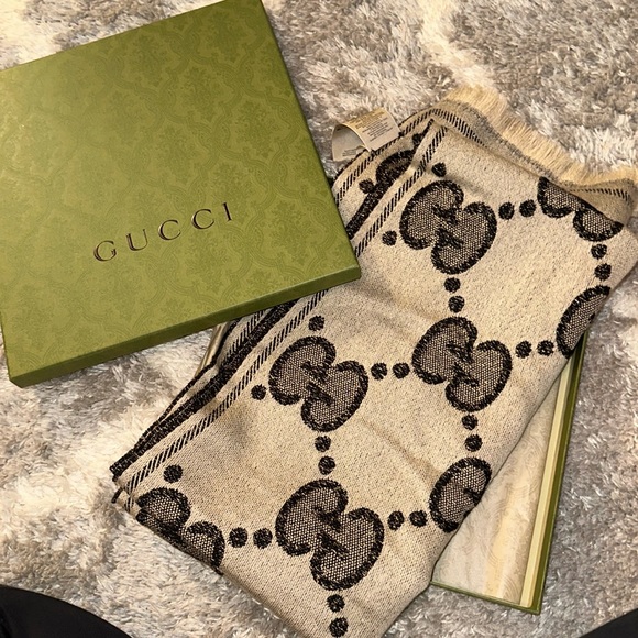 Gucci Scarf - Picture 1 of 3